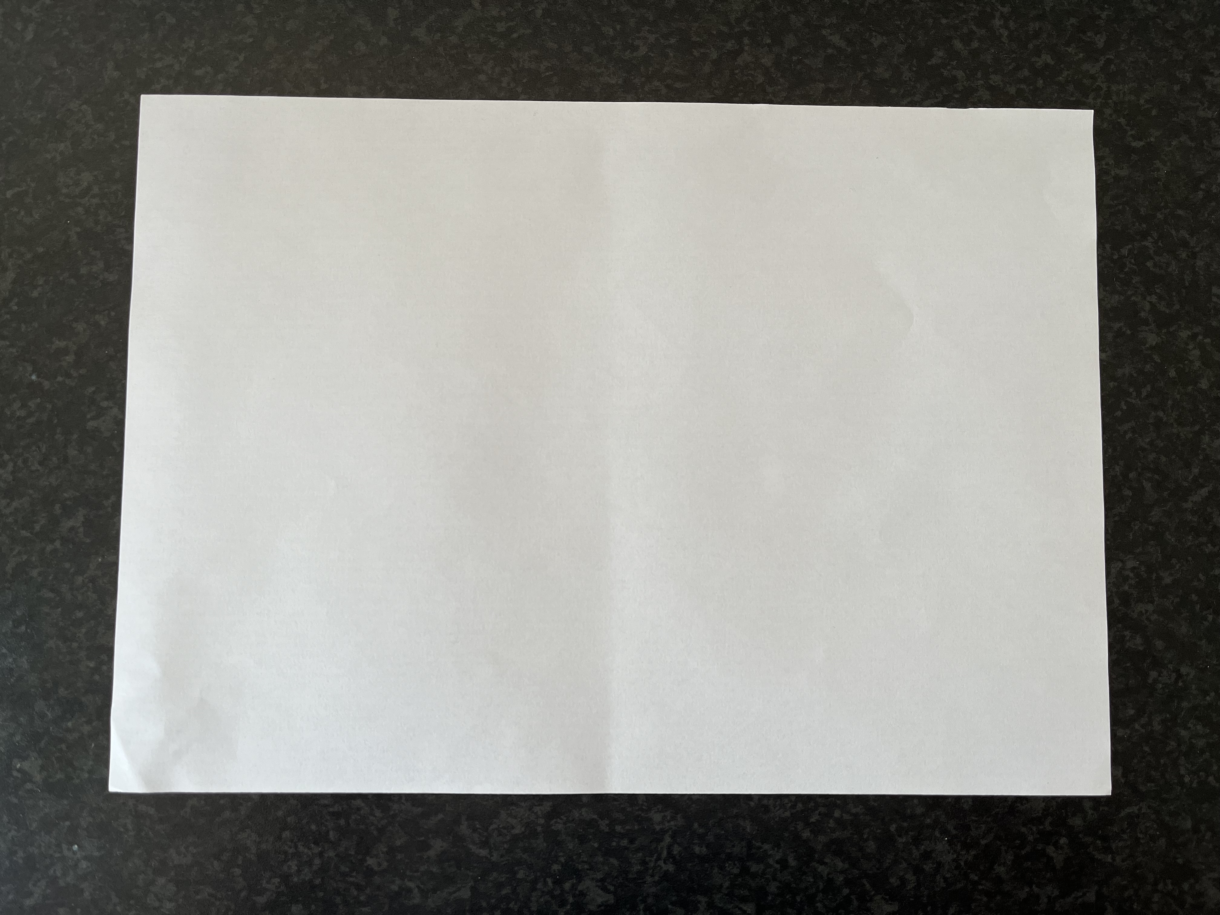Trin 1: Anvend et A4-papir og placer dette på bordet foran dig.