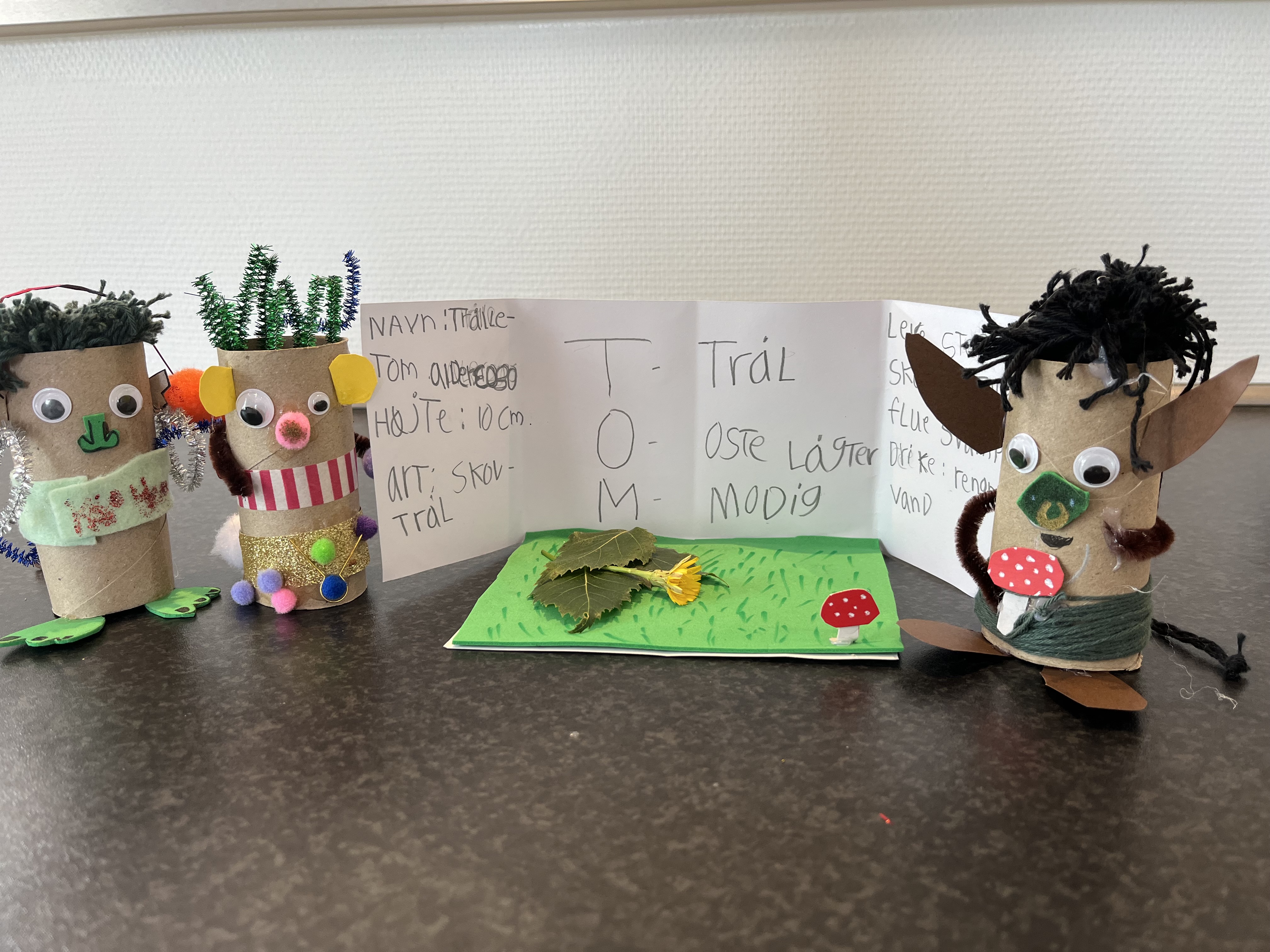 Trin 12: Brug bogen sammen med paptrolde dukkerne, af toiletpapir ruller.