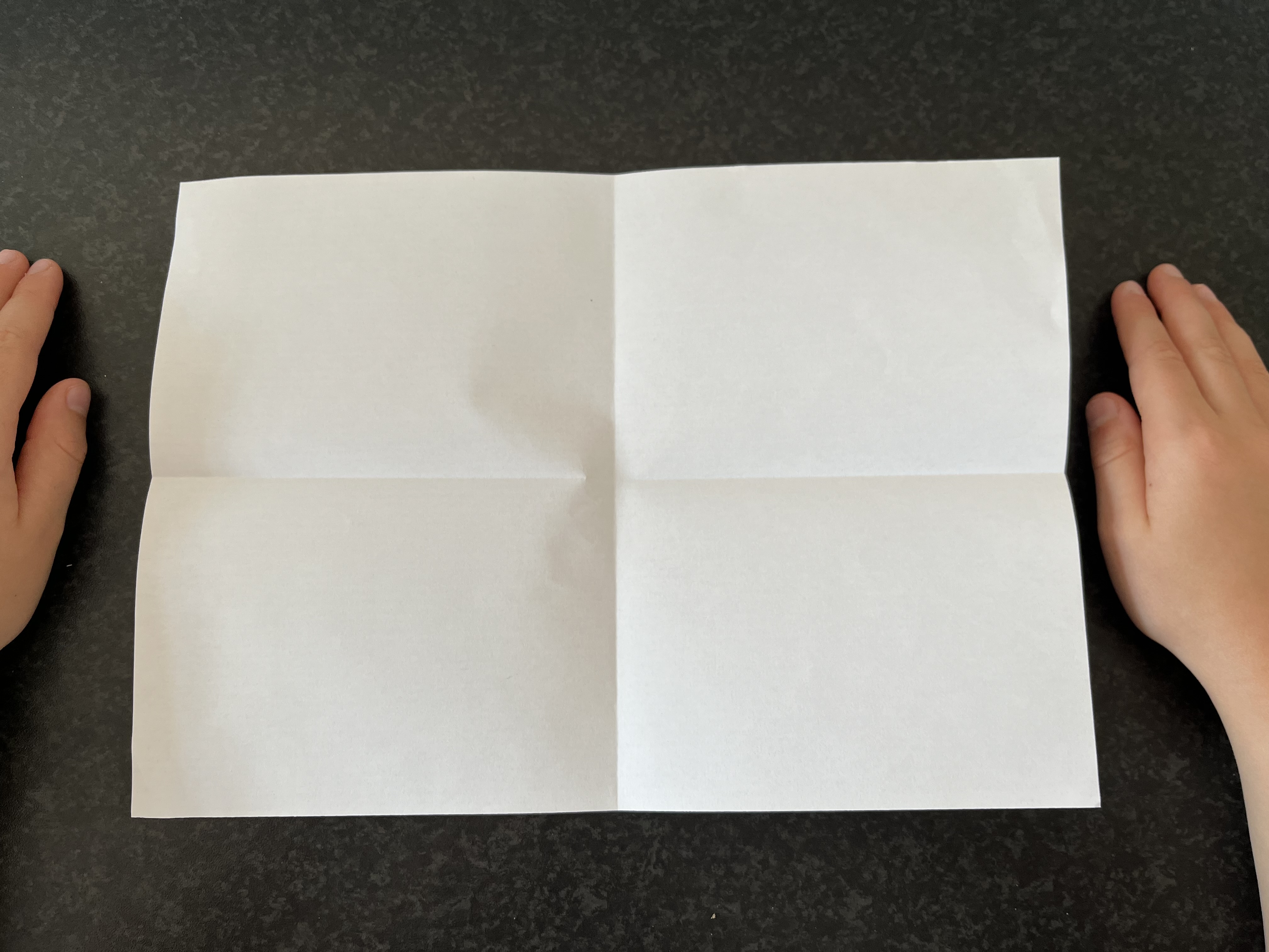 Trin 5: Fold papiret ud igen til fuld A4 med den åbne side mod dig.