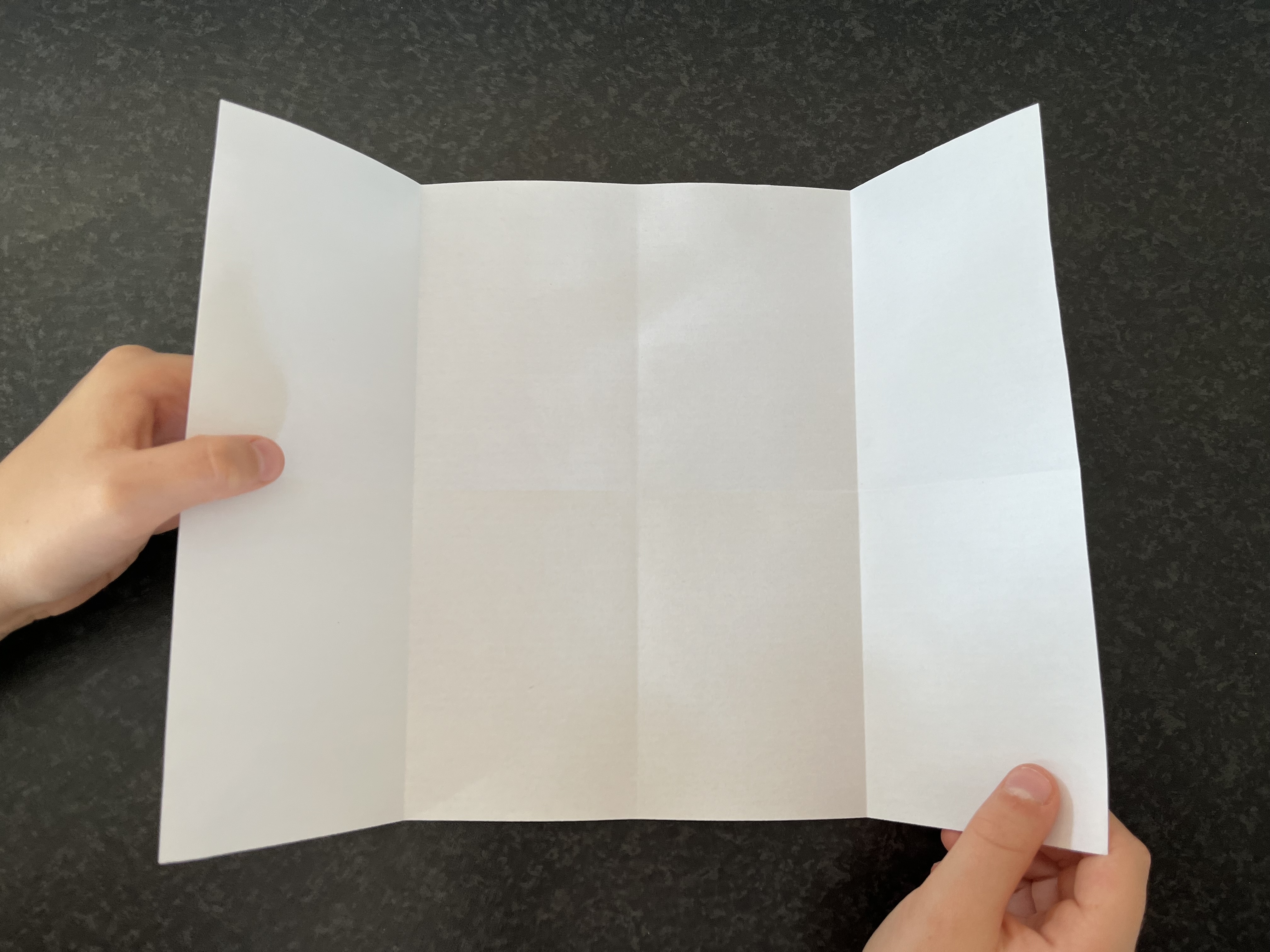 Trin 7: Fold papiret ud igen, så det ligger fladt med den åbne side mod dig.